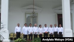 Menteri Energi dan Sumber Daya Mineral Archandra Tahar (paling kanan) berfoto bersama para menteri hasil reshuffle kabinet kerja di teras belakang Istana Merdeka Jakarta, Rabu, 27 Juli 2016. (VOA/Andylalal)