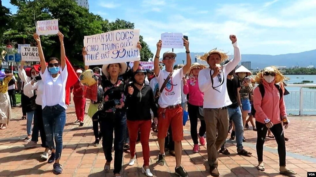 Nhóm đi đầu trong cuộc biểu tình tại Việt Nam vào ngày 10/6/2018.