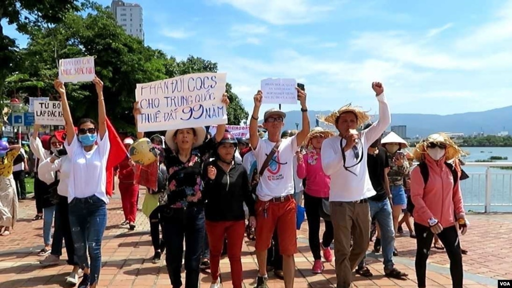 Nhóm đi đầu trong cuộc biểu tình lúc sáng Chủ Nhật, 10 tháng Sáu, tại Đà Nẵng.