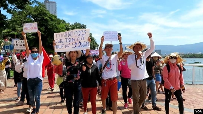 Nhóm đi đầu trong cuộc biểu tình lúc sáng Chủ Nhật, 10 tháng Sáu, tại Đà Nẵng.