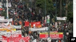 Евро-зоната се договори како да и` помогне на Грција