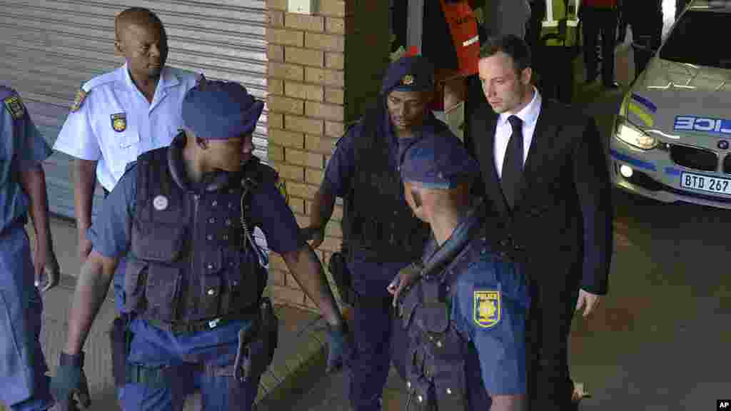 Oscar Pistorius est amené à un véhicule de police en attendant d&#39;être conduit en prison, à Pretoria, Afrique du Sud, le 21 octobre 2014. 