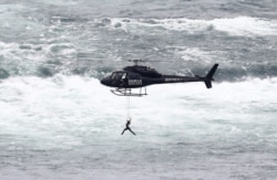 Artis trapeze, Erendira Wallenda, tergantung di sebuah helikopter yang terbang di atas sisi Amerika pada Air Terjun Niagara, Ontario, Kanada, 15 Juni 2017. (Foto: Reuters)