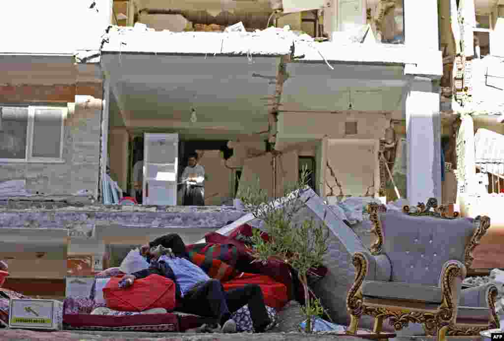 İran&#39;ın Kirmanşah eyaletinde Serpol Zehab kasabasında yaşanan 7.3 büyüklüğündeki depremin ardından İranlı bir adam 14 Kasım&#39;da yıkılan evlerden çıkartılan şiltelerin üzerinde dinleniyor. Irak sınırı yakınındaki depremde yüzlerce kişi ölmüş, binlerecesiyse yaralanmıştı.&nbsp;