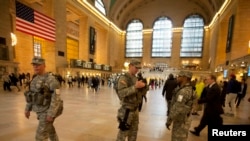 Des membres de la Garde nationale dans la gare de Grand Central Terminal à New York, le 16 avril 2013.