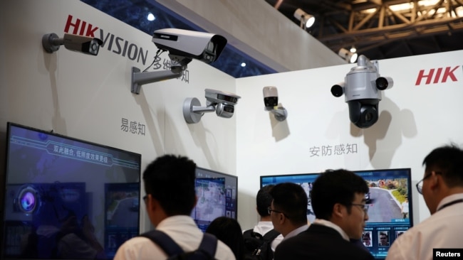 杭州海康威视生产的监控设备2019年5月24日在中国上海参加一个安全设备展览。