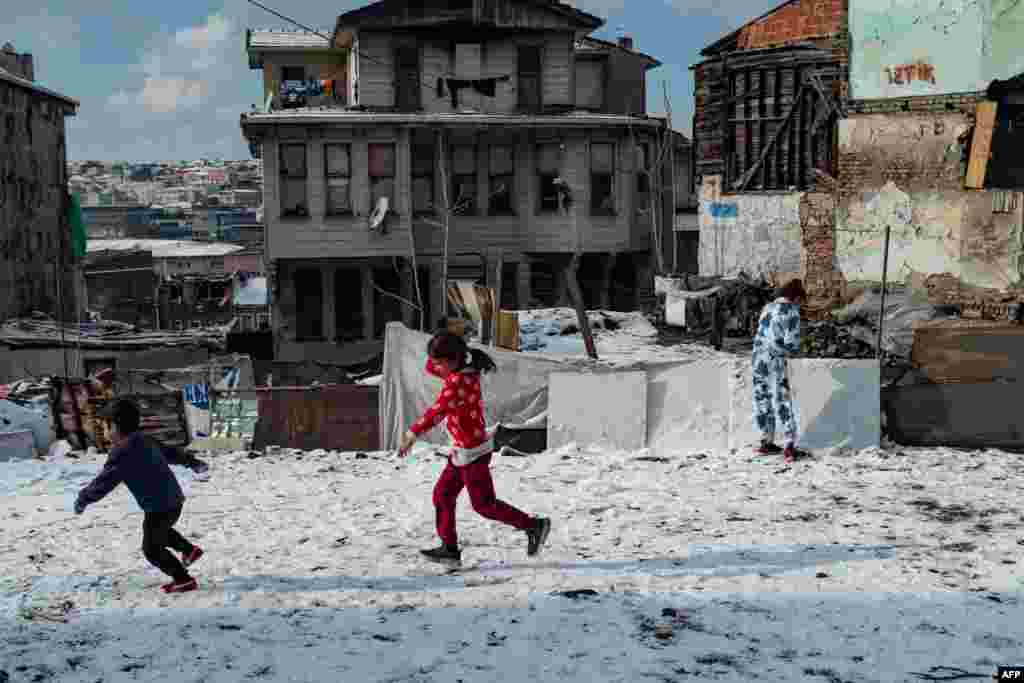 استنبول کے بالاٹ ڈسڑکٹ میں بچے سڑک پر موجود برف سے کھیلنے میں مصروف ہیں۔&nbsp;