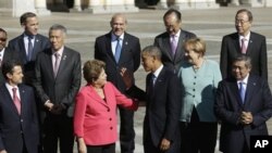 U.S. President Barack Obama, center, talks with Brazil's President Dilma Rousseff during group photo, G-20 summit, Konstantin Palace, St. Petersburg, Sept. 6, 2013.