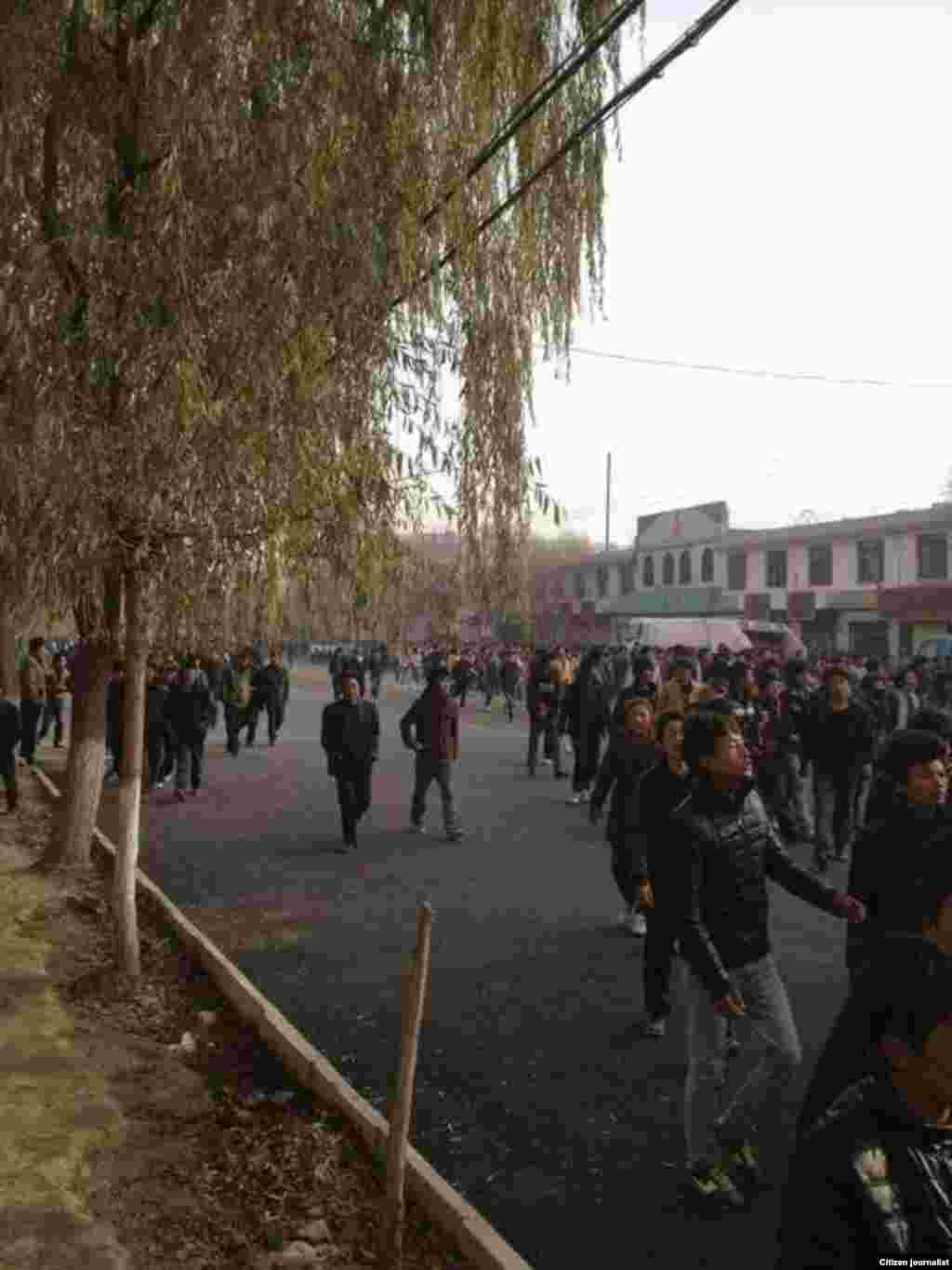 据报道数百甚至数千名藏人走上青海同仁街头抗议。