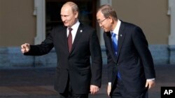 Ban Ki-moon (der.) es recibido en la cumbre del G-20 por el anfitrión, el presidente ruso Vladimir Putin.