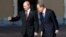 Ban Ki-moon (der.) es recibido en la cumbre del G-20 por el anfitrión, el presidente ruso Vladimir Putin.