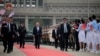 在北京首都国际机场，特朗普总统走过仪仗队和欢送人群，走向“空军一号”专机，准备启程返回美国。(2026年5月15日)