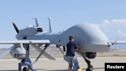 资料照片：美国犹他州陆军航空基地展出的“灰鹰”型无人机(2011年9月15日）