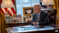 El presidente Joe Biden escucha un informe sobre la respuesta federal a los incendios forestales en el área de Los Ángeles, el viernes 10 de enero de 2025, en la Oficina Oval de la Casa Blanca, en Washington. 