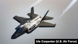资料照片：隶属于美国空军第48战斗机联队的F-35“闪电II”战斗机在“近距离射击”演习期间飞越北海。（2026年1月29日）
