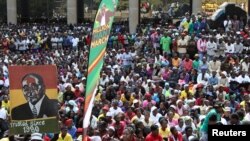 Des milliers de supporters du parti Zanu PF se sont rassemblés autour du siège social du parti pour montrer leur soutien au président Robert Mugabe