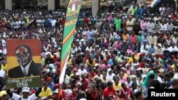 Des milliers de supporters du parti Zanu PF se sont rassemblés autour du siège social du parti pour montrer leur soutien au président Robert Mugabe