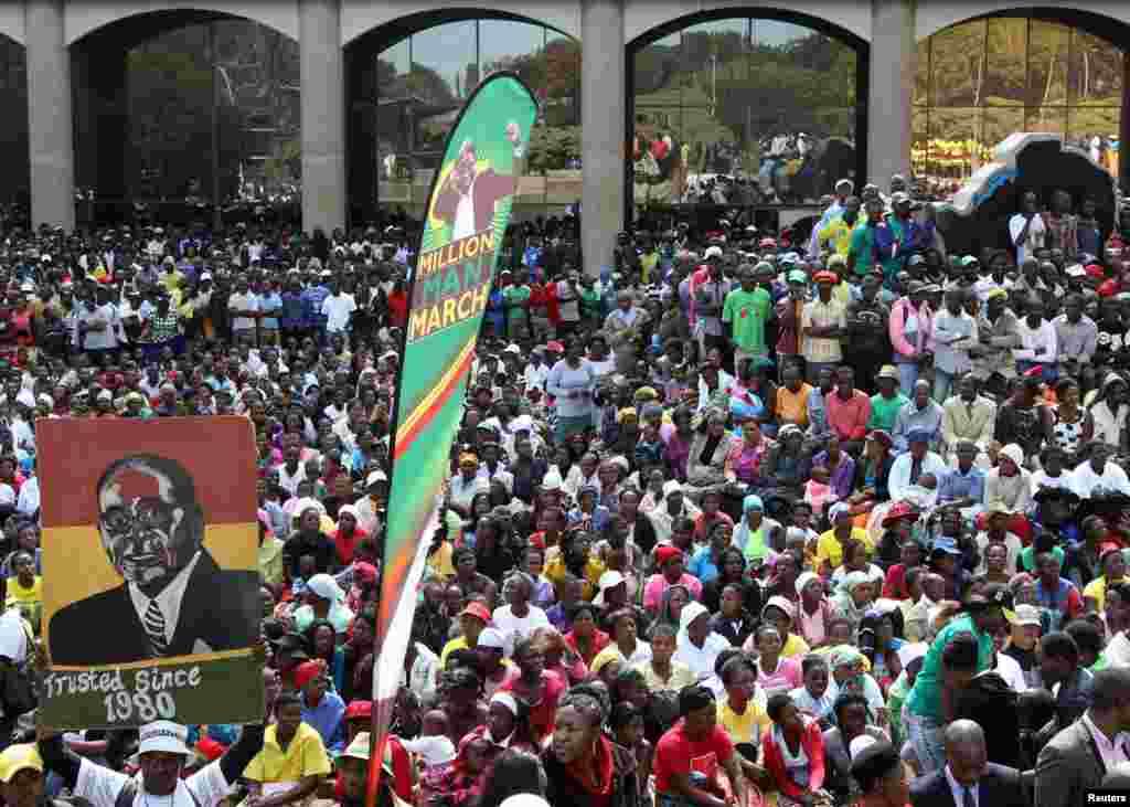 Des milliers de supporters du parti Zanu PF se sont rassemblés autour du siège social du parti pour montrer leur soutien au président Robert Mugabe, le 20 juillet 2016.