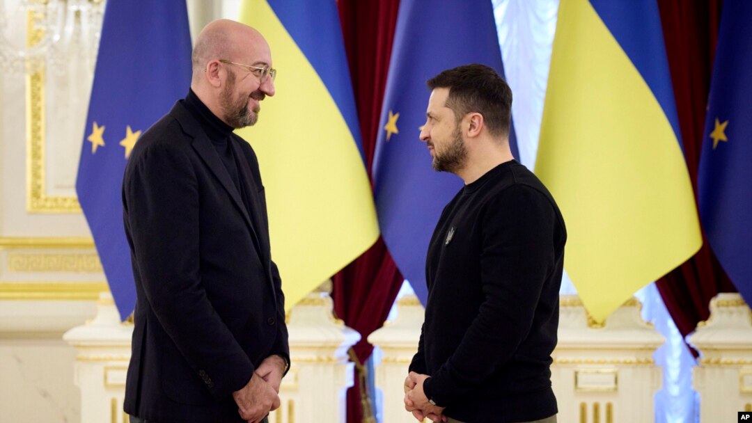 El presidente ucraniano Volodymyr Zelenskyy, derecha, conversa con el presidente del Consejo de la UE, Charles Michel, durante una cumbre en Kiev, Ucrania, el viernes 3 de febrero de 2023. [Foto: Archivo/Oficina de Prensa de la Presidencia de Ucrania vía AP].