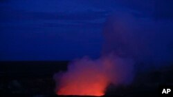 基拉韦厄火山喷发的岩浆映亮夜空