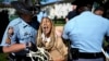 Policija u Georgiji hapsi privodi demonstrantkinju u kampusu Univerziteta Emory u Atlanti, 25. april 2024. (AP Photo/Mike Stewart)
