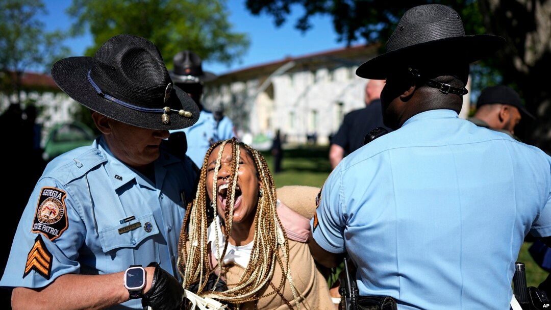 Una manifestante es detenida en la Universidad de Emory en Atlanta, Georgia, el 25 de abril de 2024.