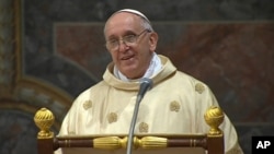 Paus Fransiskus dalam misa di Kapel Sistine, Vatikan (14/3). 