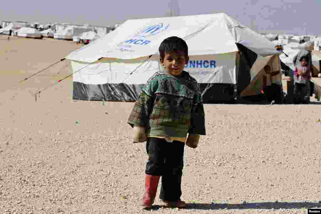 سنہ 2011، میں جب شام کی خانہ جنگی بھڑک اٹھی تھی، اب تک 130،000 افراد ہلاک ہو چکے ہیں۔ جب کہ 95 لاکھ افراد بے گھر ہو گئے ہیں۔