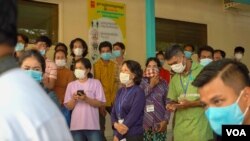 Cambodian onlookers watch Prime Minister Hun Sen gets the AstraZeneca COVID-19 shot at Calmette Hospital, in Phnom Penh, Cambodia, March 4, 2021. (Khan Sokummono/VOA Khmer) 