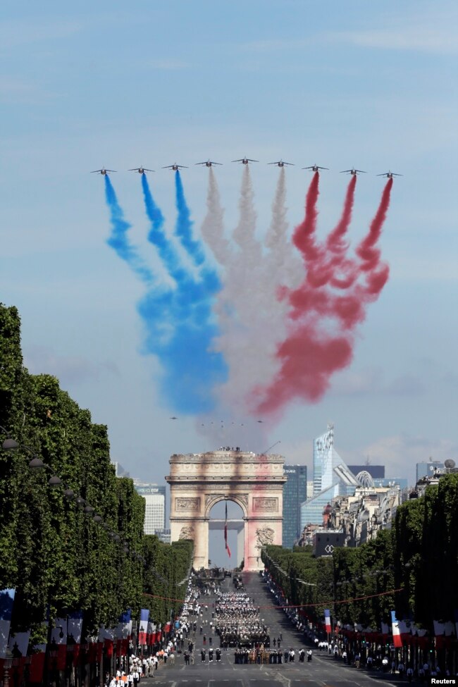 Máy báy biểu diễn trên đại lộ Champs Elysees.