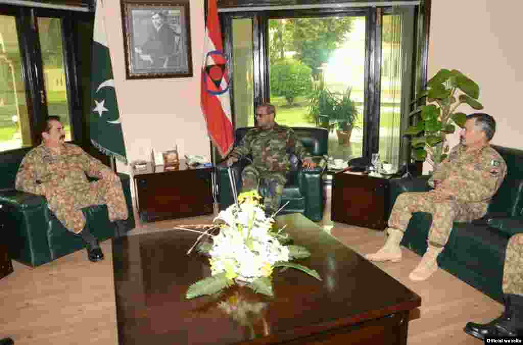 آئی ایس پی آر کے مطابق پاکستانی فوج کے سربراہ جنرل راحیل شریف بھی پشاور پہنچے جہاں انھوں نے کور ہیڈکوارٹر کا دورہ کیا۔