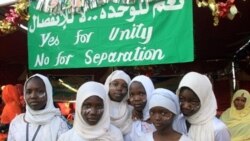 بر روی تابلو نوشته ای که در پشت جوانان سودانی قرار دارد نوشته شده: اتحاد آری، جدایی نه