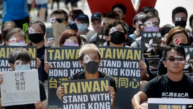支持反送中运动的在台港生和他们的台湾支持者2019年8月17日在台北举行“台湾与香港站在一起”的集会。
