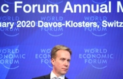 資料照片：世界經濟論壇主席布倫德在瑞士日內瓦舉行記者會。 （2020年1月14日）