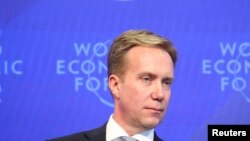 Presiden Forum Ekonomi Dunia (WEF) Borge Brende dalam konferensi pers di Cologny dekat Jenewa, Swiss, 14 Januari 2020. (REUTERS/Denis Balibouse)