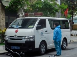 A medical worker arrives to test residents in Da Nang, Aug. 17, 2020. (Hugh Bohane/VOA)