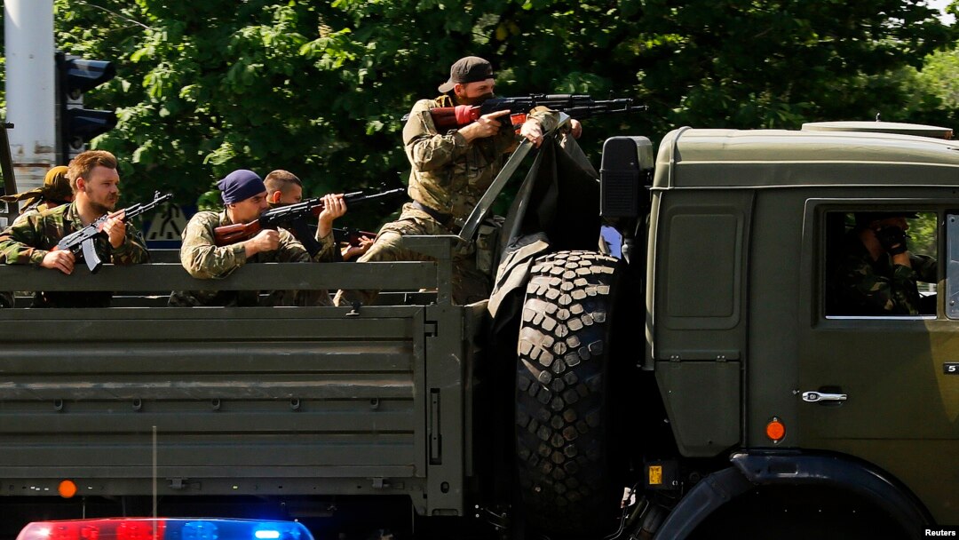 Para pemberontak pro-Rusia siaga di kota Donetsk, Ukraina timur (foto: dok).