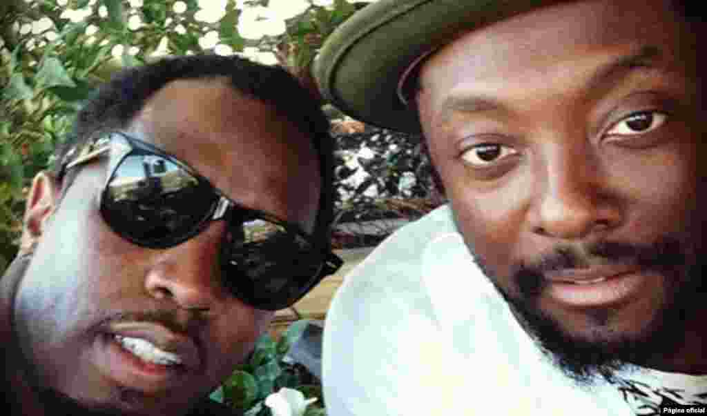 Os cantores P Diddy e Will I Am souberam escolher o cenário para a sua "selfie". Um pouco de cor ajuda para uma fotografia publicável em qualquer rede social: Facebook, Twitter ou Instagram.