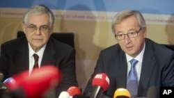 Luxembourg's Prime Minister and head of the eurogroup Jean-Claude Juncker, right, and Greek Prime Minister Lucas Papademos participate in a media conference in Luxembourg, November 22, 2011.
