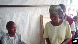 A Burundian woman lines up to vote in Bujumbura in a referendum on whether to accept a new constitution that aims to share power between its Hutus and Tutsis, February 28, 2005. 