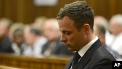 Oscar Pistorius en la corte, después que la jueza Thokozile Masipais lo sentenciara a cinco años de prisión, el 21 de octubre, de 2014.