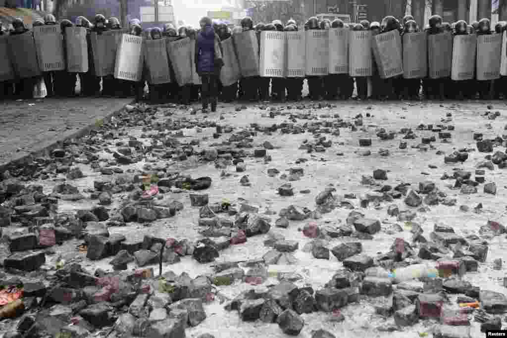 Demonstranti se brane kamenicama od napada policije u Kijevu, 21. januar, 2014.