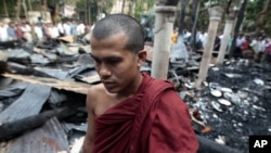 Un monje budista de Bangladesh observa un templo que fue incendiado en el distrito Bazar de Cox.