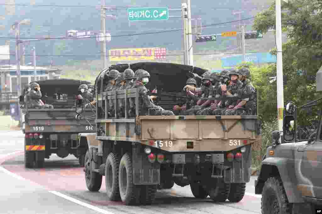 တောင်ကိုရီးယားစစ်သားတချို့ကို မြောက်ကိုရီးယားနဲ့ တောင်ကိုရီးယားနယ်စပ် Paju မြို့အနီးမှာတွေ့ရ။ (ဇွန် ၁၇၊ ၂၀၂၀)&nbsp;