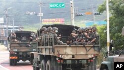Kendaraan tentara Korsel menuju Paju, Korea Selatan, dekat perbatasan dengan Korea Utara, Rabu, 17 Juni 2020.
