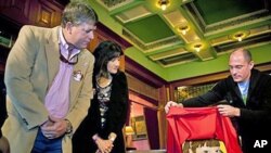 John and Roxanna Green watch as a floral portrait of their daughter Taylor is unveiled by Bryan Stewart, the Chair of the Donate Life Float Campaign, in Pasadena, California, December 31, 2011. Taylor was killed during the attempted assassination of Rep. 