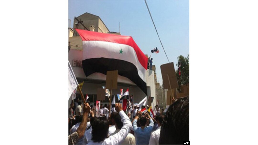 Hukumat tarafdorlari AQShning Damashqdagi elchixonasiga hujum qilib, binoga katta bayroq osgan