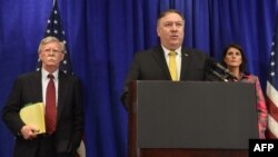 Conférence de presse de Mike Pompeo, en compagnie de John Bolton, conseiller en matière de sécurité nationale, à gauche, et Nikki Haley, ambassadrice américaine à l'Onu, à droite, 73è Assemblée générale des Nations unies, New York, le 24 septembre 2018.