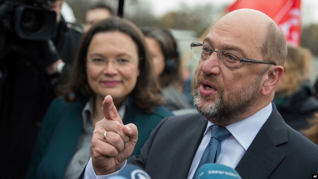 Arhiva - Predsednik Socijaldemokratske partije Nemačke (SPD), Martin Šulc, i liderka SPD-a u Bundestagu, Andrea Nales, razgovaraju sa novinarima u Berlinu.