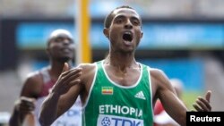 Kenenisa Bekele (à droite) fête sa victoire dans le cadre de la course des 5000 mètres au stade Olympique, à Berlin, le 23 août 2009. 